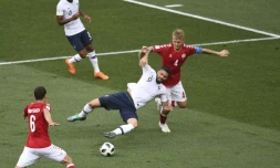 L'avant-centre des Bleus Olivier Giroud au duel avec le capitaine danois Simon Kjaer au stade Loujniki, le 26 juin 2018