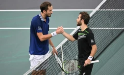 Le Français Hugo Gaston (d) félicite le Russe Daniil Medvedev, vainqueur de leur quart de finale, 7-6 (9/7), 6-4, au Masters 1000 de Paris, le 5 novembre 2021 à l'AccorHotels Arena