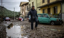 Un homme marche dans la boue à Montemurlo, en Italie, après le passage de la tempête Ciaran, le 3 novembre 2023
