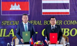 Les ministres de la Défense du Cambodge, Tea Seiha (g), et de la Thaïlande, Nattaphon Narkphanit (d), le 27 décembre 2025 dans la province de Chanthaburi, en Thaïlande