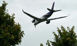 Un avion de la Thai Airways en approche d'atterrissage à l'aéroport international Changi de Singapour, le 20 juin 2022