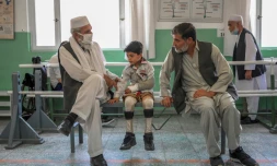 Un enfant amputé des deux jambes après avoir reçu des nouvelles prothèses au Centre de réhabilitation du Comité international de la Croix Rouge (CICR) à Kaboul le 11 octobre 2021