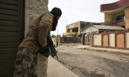 Un soldat des forces spéciales irakiennes lors des combats visant à reprendre à l'EI le secteur d'al-Tamim à Mossoul, le 5 novembre 2016