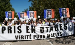 Marche blanche avec en tête du cortège, les parents de Maëlys, Jennifer Cleyet-Marrel et Joachim De Araujo, leur fille ainée Colleen et leurs proches, ballons blancs à la main et tee-shirts à l'effigie de la fillette, le 27 août 2018 à Pont-de-Beauvoisin