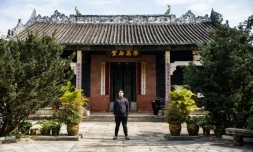 William Liu dans la cour d'une maison datant du 18e siècle et appartenant à sa famille, dans les "Nouveaux Territoires" de Hong Kong, le 10 janvier 2019