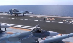 Image extraite d'une vidéo publiée sur le site officiel du ministère russe de la Défense le 15 novembre 2016 montrant le pont du porte-avions Amiral Kouznetsov en Méditarranée au large de la Syrie