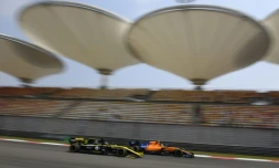 Le pilote Renault Daniel Ricciardo essaie de doubler le pilote McLaren Lando Norris lors des essais du Grand Prix de Shanghai le 12 avril 2019