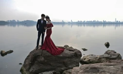 Un couple pose pour une photo de mariage, près d'un lac à Wuhan, dans la province du Hubei, en Chine, le 19 avril 2020