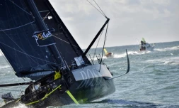 Le voilier Imoca "Hugo Boss" du Britannique Alex Thomson, au départ du Vendée Globe au large des Sables-d'Olonne, le 6 novembre 2016
