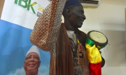 Un partisan du président malien sortant Ibrahim Boubacar Keita se réjouit à l'annonce des résultats du premier tour de la présidentielle, le 2 août 2018 à Bamako