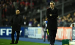 L'entraîneur du PSG Laurent Blanc (d) suit le match face à Lille en finale de la Coupe de la Ligue, le 23 avril 2016 au Stade de France