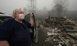 Margi Wyatt devant la carcasse calcinée de son mobile-home à Estacada (Oregon) le 12 septembre 2020
