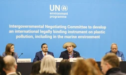 Conférence de presse des chefs de délégation de l'Union Européenne, Aniko Raisz, de Fidji, Sivendra Michael, de Panama, Juan Carlos Monterrey Gomez et de Micronésie Andrew Yatilman présentant une synthèse de brouillon de traité sur la pollution plastique, lors des négociations onusiennes de Busan en Corée du sud, le 29 novembre 2024