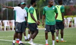 Ibrahim Kamara entraîneur intérimaire de la Côte d'Ivoire pendant un entraînement le 10 juin 2015