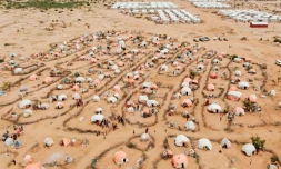 Vue aérienne d'un camp de personnes déplacées par la sécheresse, le 1er mai 2023 à Dolow, en Somalie