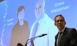 Thomas Perlmann, membre du Comité Nobel, s'adresse aux médias devant une photo des lauréats de cette année, Katalin Kariko et Drew Weissman, lors de l'annonce des lauréats du prix Nobel 2023 de médecine à Stockholm, le 2 octobre 2023