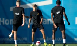 Le défenseur français du FC Barcelone Lucas Digne (c) lors d'un entraînement, le 12 août 2017 à Sant Joan Despi