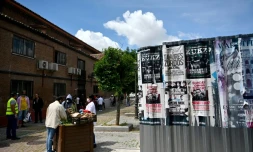 Distribution d'une aide alimentaire à Puente de Vallecas, un des quartiers les plus défavorisés de Madrid, le 20 avril 2020