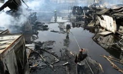 Des pompiers dans les décombres de l'hôpital pour toxicomane touché par des frappes pakistanaises à Kaboul, le 17 mars 2026