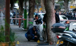 Des experts de la police sur les lieux d'une fusillade qui a fait deux victimes dans le centre de Tel Aviv, le 1er janvier 2016