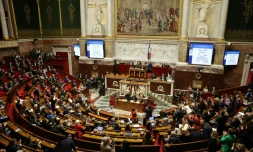 Les députés applaudissent après le vote sur la loi intégrale à l'Assemblée nationale le 13 octobre 2026, à Paris