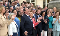 Des nouveaux députés socialistes dont Francois Hollande (c) posent devant l'assemblée nationale le 9 juillet 2024