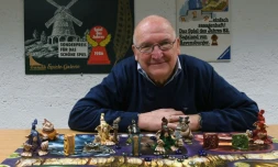 Tom Werneck, collectionneur de 79 ans, pose derrière un jeu de plateau aux archives Bayerisches Spielearchiv des jeux de société, à Munich, dans le sud de l'Allemagne, le 12 décembre 2018
