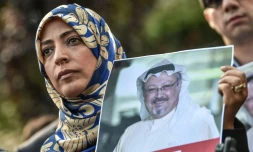 La Yéménite Tawakkol Karman, Prix Nobel de la Paix en 2011, montre un portrait du journaliste disparu Jamal Khashoggi lors d'une manifestation devant le consulat d'Arabie saoudite à Istanbul, 5 octobre 2018.