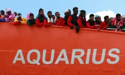 La navire de sauvetage Aquarius arrive dans le port de Salerne en Italie, le 26 mai 2017