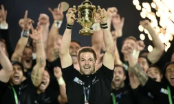Les All Blacks du capitaine Richie McCaw sacrés champions du monde de rugby devant l'Australie à Twickenham à Londres, le 31 octobre 2015