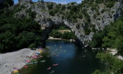 Des vacanciers en canoës et kayaks sur la rivière Ardèche près de Vallon-Pont-d'Arc, le 15 juillet 2025 en Ardèche