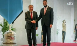 Photo fournie par l'agence de presse syrienne Sana le 25 juillet 2026 montrant le secrétaire général de l'ONU, Antonio Guterres (G) serrant la main du président syrien Ahmad al-Chareh (D) au palais présidentiel à Damas