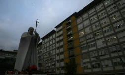 Une statue du pape Jean-Paul II devant l'hôpital Gemelli où le pape François est hospitalisé pour une bronchite , le 15 février 2025 à Rome  