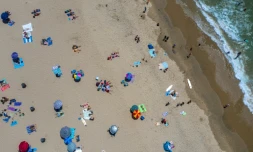Photo aĂ©rienne d'une plage en Californie, Hermosa Beach, oĂč les baigneurs appliquent des consignes de distances de sĂ©curitĂ©, le 12 juillet 2020