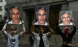 Des manifestants portent des photos de Jeffrey Epstein le 8 juillet 2019 devant la prison de New York oĂč Ă©tait emprisonnĂ© Jeffrey Epstein avant son suicide.
