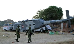 Des soldats de l'armée mexicaine marchent devant l'hélicoptère militaire et la camionnette à Santiago Jamiltepec, État d'Oaxaca, au Mexique, le 17 février 2018