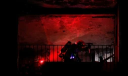 Les sapeurs pompiers luttent contre le feu d'un grand immeuble jouxtant l'hÎpital Henri-Mondor de Créteil (Val-de-Marne), le 22 août 2019