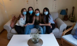 (g-d): Lourdes Ramos, Cristina Rios, Maria Luisa Prados et Ana Rubio, quatre jeunes médecins, dans leur appartement de Madrid, le 28 avril 2020