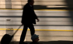 Un passager dans la Gare du Nord à Paris, le 24 avril 2018