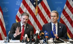 Le secrétaire américain au Trésor, Scott Bessent (d), et le représentant américain au Commerce, Jamieson Greer, lors d'une conférence de presse à Genève, le 12 mai 2025, après une réunion à huis clos de deux jours entre les hauts responsables américains et chinois pour fin à une guerre tarifaire