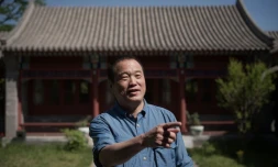 Huang Nubo le 6 mai 2016 devant l'Institut de recherche sur la poésie chinoise, à Pékin