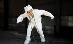 La Japonaise Kimiko Nishimoto vêtue d'un costume de chien pose pour un selfie devant sa maison, le 16 janvier 2018 à Kumamoto