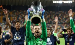 Le nouveau gardien titulaire du Paris Saint-Germain Lucas Chevalier soulève le trophée de la Supercoupe le 13 août 2025 à Udine en Italie 