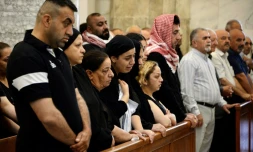 Des personnes assistent à une messe célébrée pour les victimes d'un incendie dans une salle de mariage, le 28 septembre 2023 dans une église de Qaraqosh, en Irak
