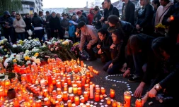 Des personnes disposent des bougies en hommage aux victimes de l'incendie dans la discothĂšque Ă Bucarest, le 31 octobre 2015