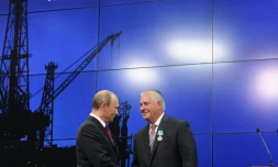 Le président russe Vladimir Poutine (g) et le PDG d'ExxonMobil Rex Tillerson à Saint-Pétersbourg, en Russie, le 21 juin 2013