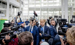 Geert Wilders (c), candidat du Parti de la libertĂ© (PVV, extrĂȘme droite), parle aux mĂ©dias dans un bureau de vote Ă La Haye, le 22 novembre 2023