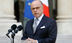 Le ministre de l'Intérieur Bernard Cazeneuve talks à la sortie du conseil de défense le 11 août 2016 à l'Elysée à Paris