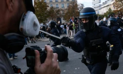 Des policiers interviennent face aux manifestants, le 6 octobre 2026 Ă Paris