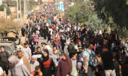 Des familles palestiniennes fuient Ă pied le nord de la bande de Gaza vers le sud, le 9 novembre 2023